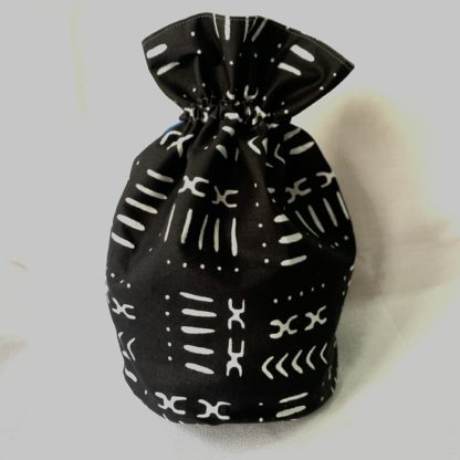 <span style="color: #ff6347; font-style: bold;">【売切】</span><br>ハネ付き丸底巾着<br>ブラック