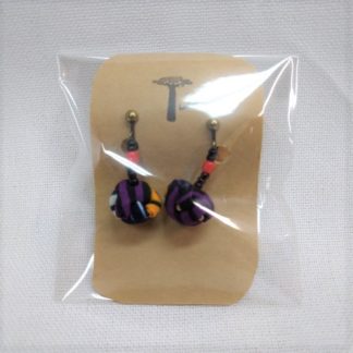 <span style="color: #ff6347; font-style: bold;">【売切】</span><br>098<br>アフリカ布の<br>イヤリング<br>パープル＆ブラック