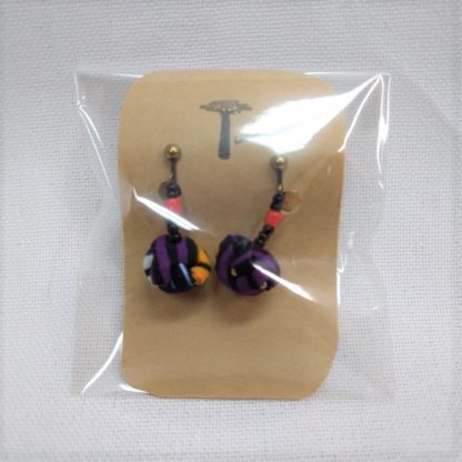 <span style="color: #ff6347; font-style: bold;">【売切】</span><br>098<br>アフリカ布の<br>イヤリング<br>パープル＆ブラック