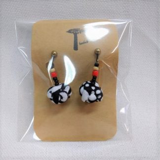 <span style="color: #ff6347; font-style: bold;">【売切】</span><br>099<br>アフリカ布の<br>イヤリング<br>ホワイト＆ブラック
