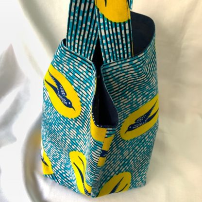 <span style="color: #ff6347; font-style: bold;">【売切】</span><br>098<br>アフリカ布の<br>エコバッグ（大） <br>ライトブルー＆バード - 画像 (2)