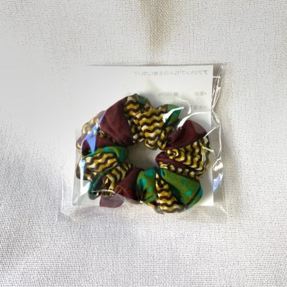 <span style="color: #ff6347; font-style: bold;">【売切】</span><br>アフリカ布でつくったシュシュ①