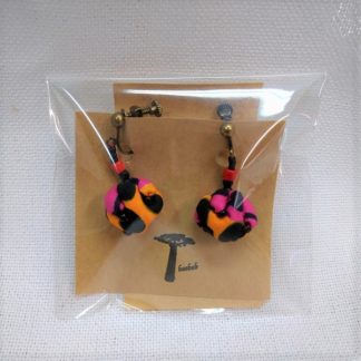 <span style="color: #ff6347; font-style: bold;">【売切】</span><br>084<br>アフリカ布の<br>イヤリング<br>オレンジ＆ピンク