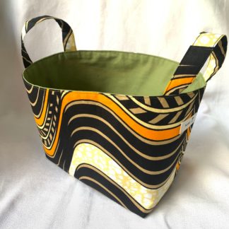 <span style="color: #ff6347; font-style: bold;">【売切】</span><br>079<br>アフリカ布で作った小物入れ(大)<br>ブラック&オレンジ