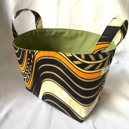 <span style="color: #ff6347; font-style: bold;">【売切】</span><br>079<br>アフリカ布で作った小物入れ（大）<br>ブラック＆オレンジ