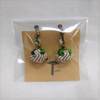 <span style="color: #ff6347; font-style: bold;">【売切】</span><br>083<br>アフリカ布の<br>イヤリング<br>ホワイト