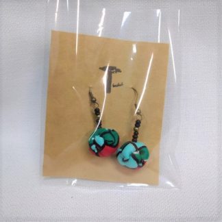 <span style="color: #ff6347; font-style: bold;">【売切】</span><br>061<br>アフリカ布で作ったピアス<br>グリーン＆レッド