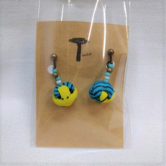 <span style="color: #ff6347; font-style: bold;">【売切】</span><br>054<br>アフリカ布の<br>イヤリング<br>イエロー&ライトブルー