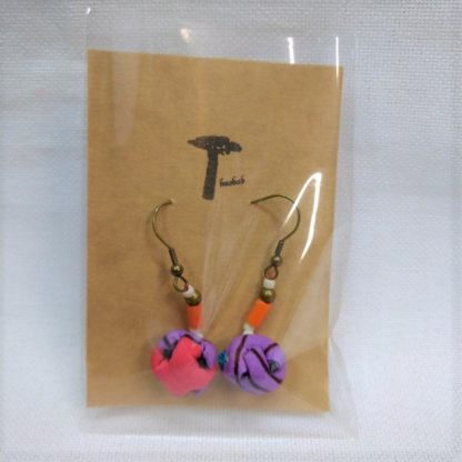 <span style="color: #ff6347; font-style: bold;">【売切】</span><br>052<br>アフリカ布で作ったピアス<br>ピンク＆パープル