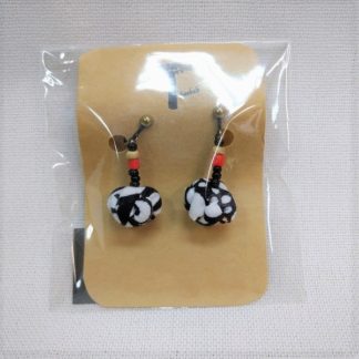 <span style="color: #ff6347; font-style: bold;">【売切】</span><br>043<br>アフリカ布の<br>イヤリング<br>ホワイト&ブラック