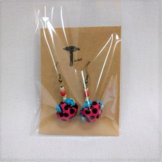 <span style="color: #ff6347; font-style: bold;">【売切】</span><br>046<br>アフリカ布で作ったピアス<br>ピンク&ライトブルー
