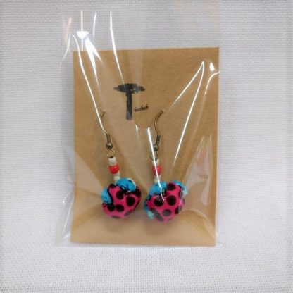 <span style="color: #ff6347; font-style: bold;">【売切】</span><br>046<br>アフリカ布で作ったピアス<br>ピンク＆ライトブルー