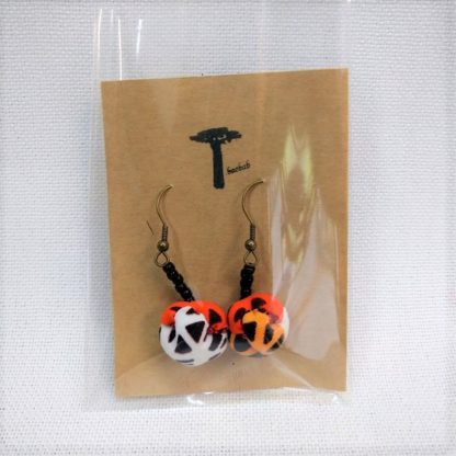 <span style="color: #ff6347; font-style: bold;">【売切】</span><br>045<br>アフリカ布で作ったピアス<br>オレンジ＆ホワイト