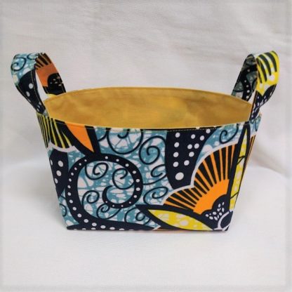 <span style="color: #ff6347; font-style: bold;">【売切】</span><br>141<br>アフリカ布で作った小物入れ（小）<br>イエロー＆オレンジ