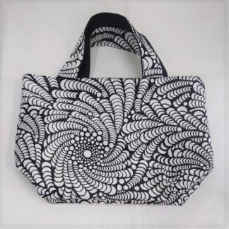 <span style="color: #ff6347; font-style: bold;">【売切】</span><br>067アフリカ布のトートバッグ<br>中<br>ホワイト&ブラック