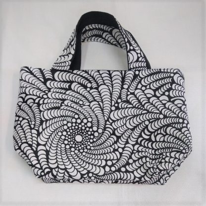 <span style="color: #ff6347; font-style: bold;">【売切】</span><br>067アフリカ布のトートバッグ<br>中<br>ホワイト＆ブラック