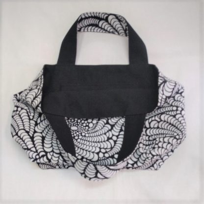 <span style="color: #ff6347; font-style: bold;">【売切】</span><br>067アフリカ布のトートバッグ<br>中<br>ホワイト＆ブラック - 画像 (2)