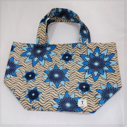 <span style="color: #ff6347; font-style: bold;">【売切】</span><br>142<br>アフリカ布の<br>エコバッグ（大） <br>ブルーフラワー