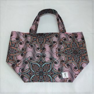 <span style="color: #ff6347; font-style: bold;">【売切】</span><br>132<br>アフリカ布の<br>エコバッグ（大） <br>ピンクフラワー