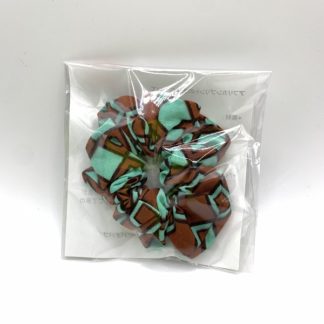 <span style="color: #ff6347; font-style: bold;">【売切】</span><br>020<br>アフリカ布の<br>シュシュ<br>chocomint