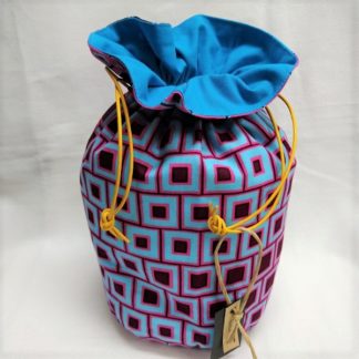 <span style="color: #ff6347; font-style: bold;">【売切】</span><br>041<br>ハネ付き丸底巾着<br>ブルー＆レッドレクタングル