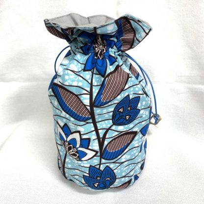 <span style="color: #ff6347; font-style: bold;">【売切】</span><br>045<br>ハネ付き丸底巾着<br>ブルーフラワー