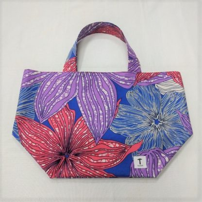 <span style="color: #ff6347; font-style: bold;">【売切】</span><br>272<br>アフリカ布の<br>エコバッグ（大） <br>ブルー＆レッドフラワー