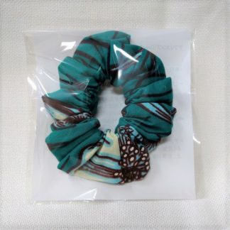 <span style="color: #ff6347; font-style: bold;">【売切】</span><br>016<br>アフリカ布の<br>シュシュ<br>green